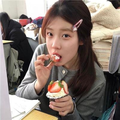 巴黎必娶女王海报